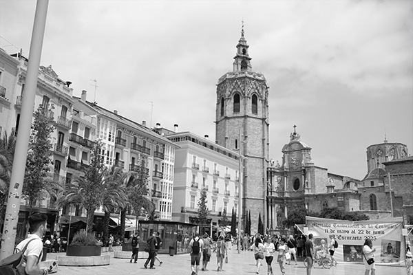 black and white photo of Valencia Cathedral
