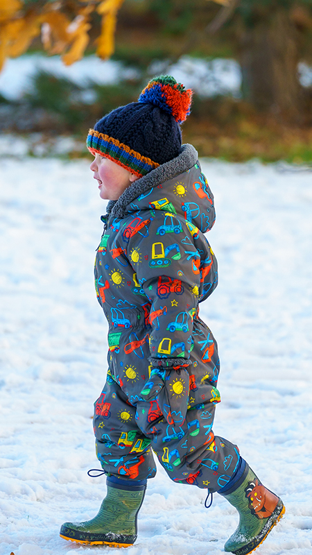 Child in snow taken on Sony FE 100-400mm F4.5-5.6 GM OSS