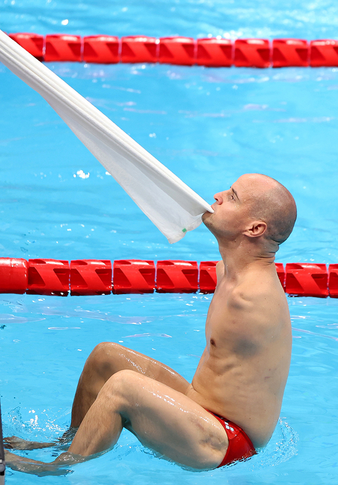Armless swimmer preparing to take off at the Tokyo Paralympics