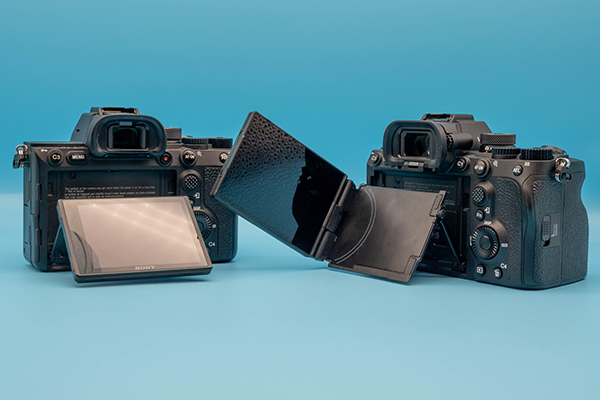 Image of Sony A7R V and Sony AR7 IV tilt screens