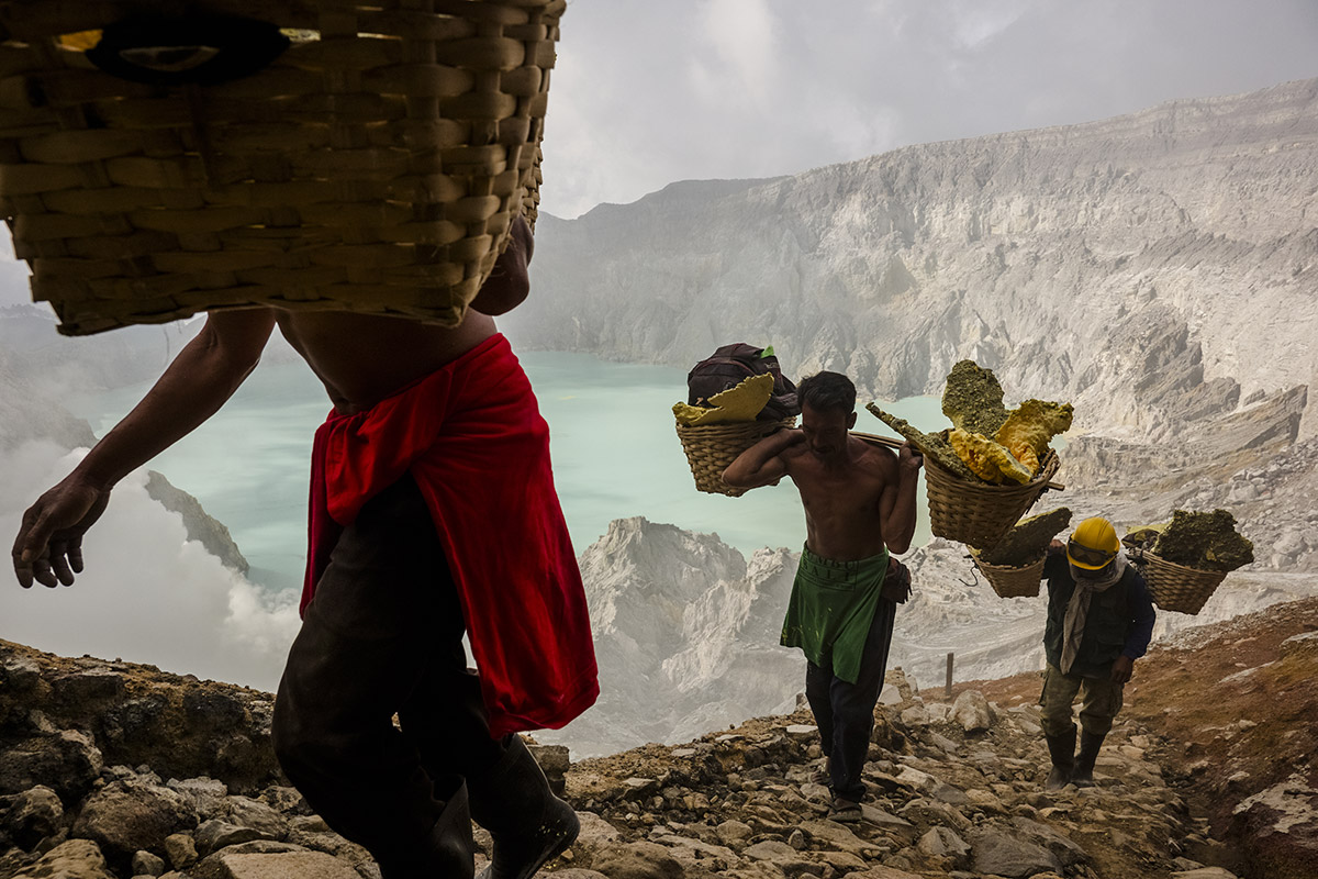Men Sulphur Mining Indonesia Daniel Berehulak Image 3