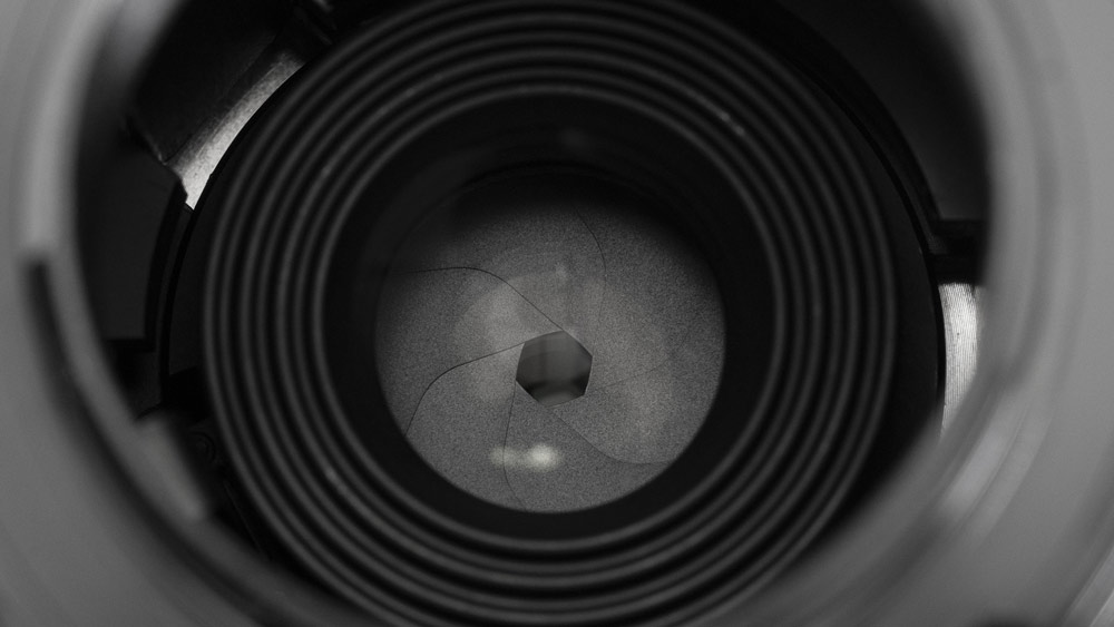 narrow_aperture_inside_lens_barrel